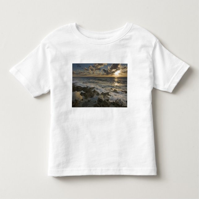 Karibisches Meer, Kaimaninseln.  Absturzwellen 2 Kleinkind T-shirt (Vorderseite)