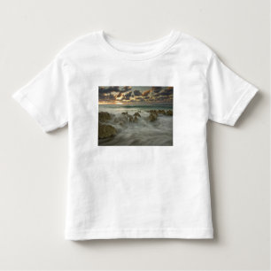 Karibisches Meer, Kaimaninseln.  Absturzwellen 3 Kleinkind T-shirt