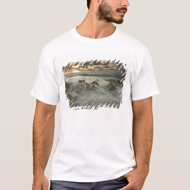 Karibisches Meer, Kaimaninseln.  Absturzwellen 3 T-Shirt (Vorderseite)