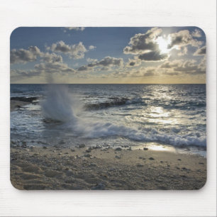 Karibisches Meer, Kaimaninseln. Brechende Wellen Mousepad