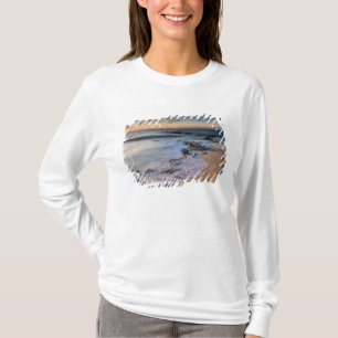 Karibisches Meer, Kaimaninseln. Brechende Wellen T-Shirt