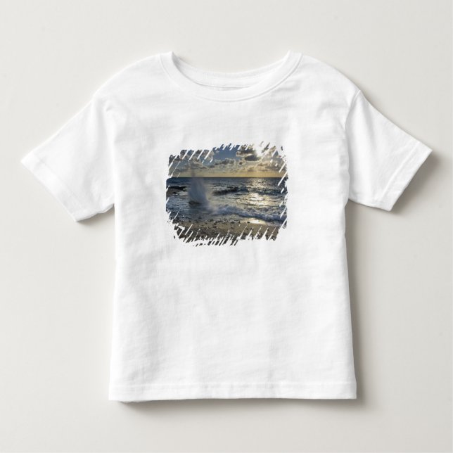 Karibisches Meer, Kaimaninseln.  Wellen Kleinkind T-shirt (Vorderseite)