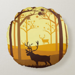 Karibu-Silhouette im Wald am herbstlichen Meer Rundes Kissen