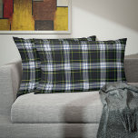 Kariert Clan Gordon Tartan Green White Karo Dekokissen<br><div class="desc">Das karierte Clan Gordon Tartan Weiß Grün lila Karo Accent Kopfkissen verleiht Ihrem Zimmer eine klassische und traditionelle Touch. Macht ein großartiges Geschenk für die Hauswärmung oder als Leckerei für sich selbst. Sie passt zu Ihrem neuesten Dekor und bewahrt dabei eine große Familientradition. Kombinieren Sie Ihr neues Accent-Kissen mit unserer...</div>