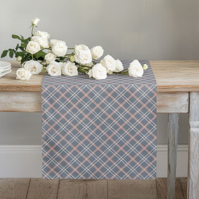Karierte Korallenpfirsiche und Grau Classic Charm Großer Tischläufer (Plaid Coral Peach and Grey Classic Charm Long Table Runner)
