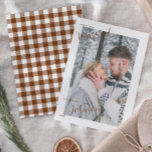 Karierte Merry & Verheiratet Script Foto Weihnacht Feiertagskarte<br><div class="desc">Feiern Sie Ihre ersten Weihnachten als Neuvermählte mit dieser wunderschön gestalteten Karierten Merry & Verheiratet Script Foto Weihnachtskarte, mit einem intimen Foto-Layout und einem stilvollen gesalzenen Karamelll und weißen Büffel Karo kariert Backer. Diese Karte ist perfekt, um Familie und Freunden einen angenehmen Urlaub zu ermöglichen. Sie vereint die Eleganz eines...</div>