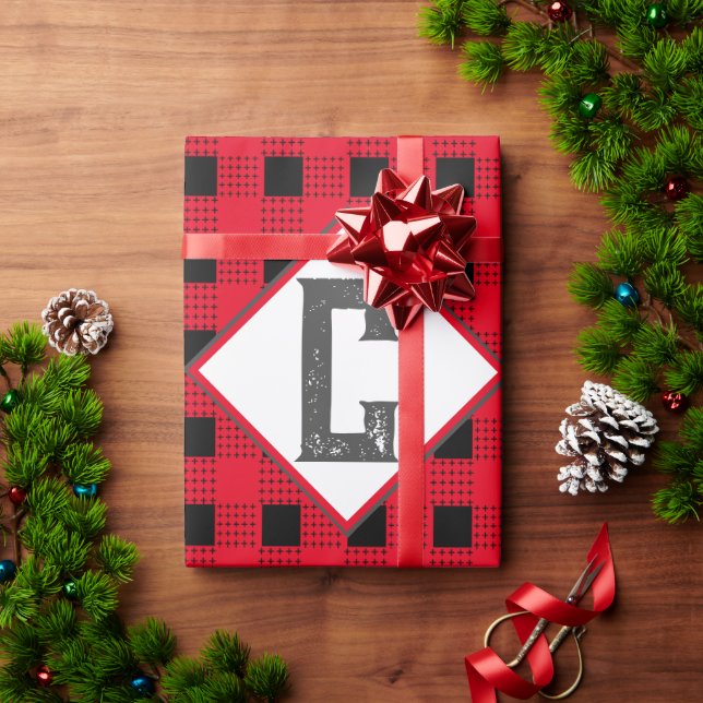karierte Monogramm-Anfangsklassiker mit rotem und  Geschenkpapier (Feiertagsgeschenk)