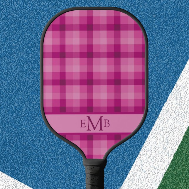 Karierte Monogramm-Initialen in Rosa Pickleball Schläger (Von Creator hochgeladen)