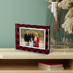 Karierte Rahmen in Rot und Schwarz Buffalo Fotoblock<br><div class="desc">Zeigen Sie mit unserem freistehenden Acrylblock ein beliebtes Foto im Winterschick. Das Design zeigt Ihr horizontales oder vertikales Foto,  gerahmt von einem roten und schwarzen Büffel kariert für ein rustikales Feuerwerk,  das perfekt für die Ferien- oder Weihnachtsfeiern geeignet ist.</div>