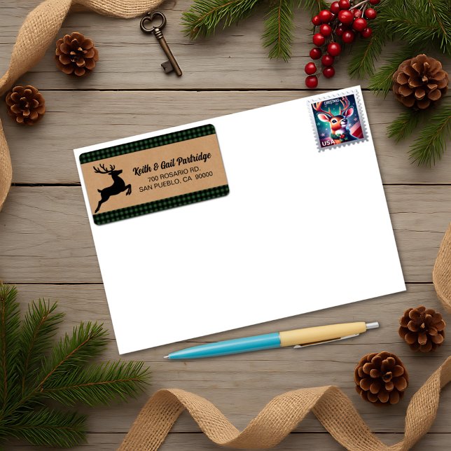 Karierte Rentierweihnachtscreme in Grün und Schwar Adressaufkleber (Von Creator hochgeladen)