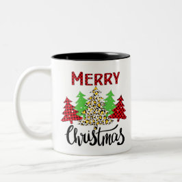 Karierte Weihnachtsbäume in der Tasse Winterwald
