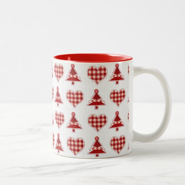 Karierte Weihnachtsbäume und Herzen Zweifarbige Tasse (Rechts)