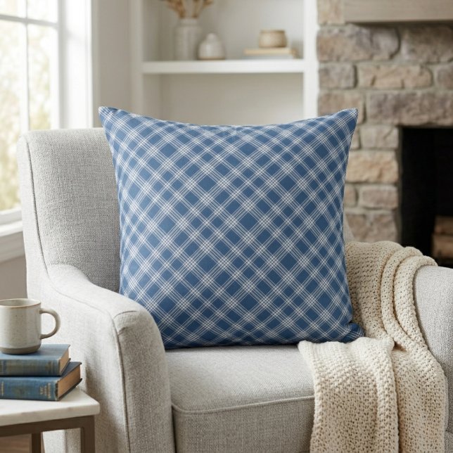 Karierter blauer und weißer Karo Kissen (Classic Blue and White Diagonal Check Plaid Throw Pillow)