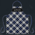 Karierter Personalisierter Urlaub in Navy Blue Wat Schürze<br><div class="desc">Festliche saisonale Schürze mit klassisch marineblau,  schwarz und weiß karierter schottischer Tartan mit weißem Serif-Monogramm-Text,  der mit einem Namen personalisiert werden kann. Ob Sie nun Weihnachts-Dinner kochen,  Ferienkekse backen oder Geschirr machen,  in dieser Ferienzeit werden Sie stilvoll aussehen!</div>