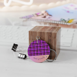 Karierter Schlüsselanhänger in Rosa und Schwarz