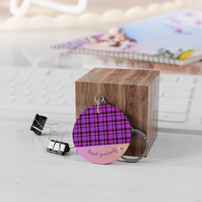 Karierter Schlüsselanhänger in Rosa und Schwarz (Von Creator hochgeladen)