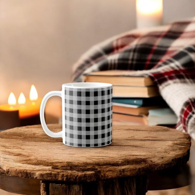 Karierter Urlaub in Black Gray Buffalo Kaffeetasse (Von Creator hochgeladen)