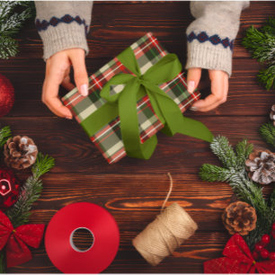 Karierter Weihnachtsurlaub in Rot und Grün Geschenkpapier