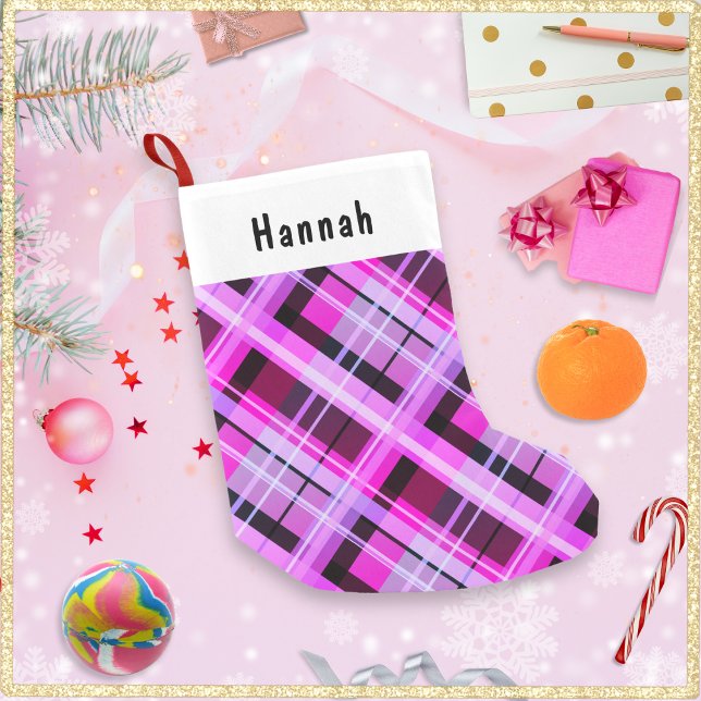 Karierter Winter Gemustert Personalisiert Kleiner Weihnachtsstrumpf (A Christmas stocking with pink plaid design. Personalize with a name on the white panel at the top)