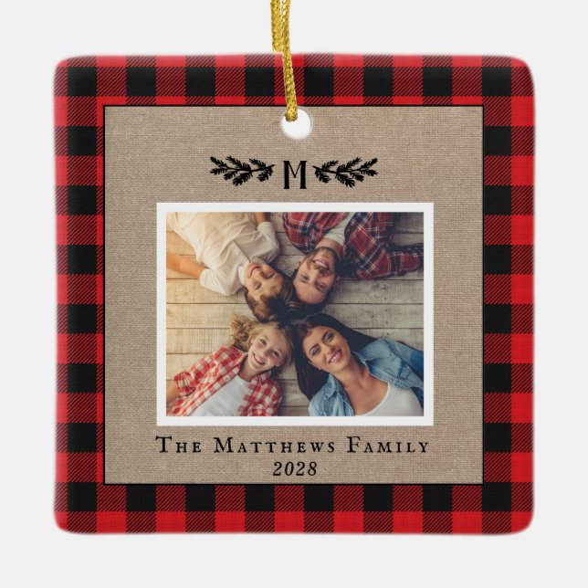 Kariertes Burlap-Monogramm-Foto in Rot und Schwarz Keramikornament (Vorderseite)