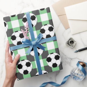 Kariertes Fußball-Muster in Schwarz-weiß und grün Geschenkpapier