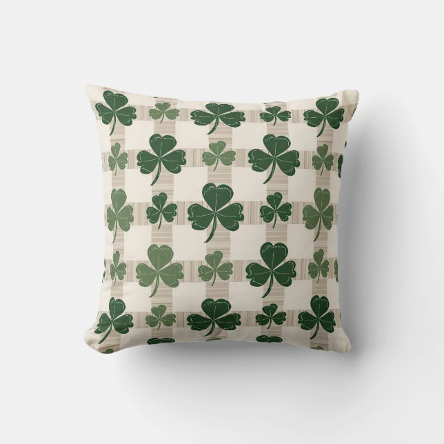 Kariertes Kleeblatt St. Patrick's Day Throw Kissen (Vorderseite)