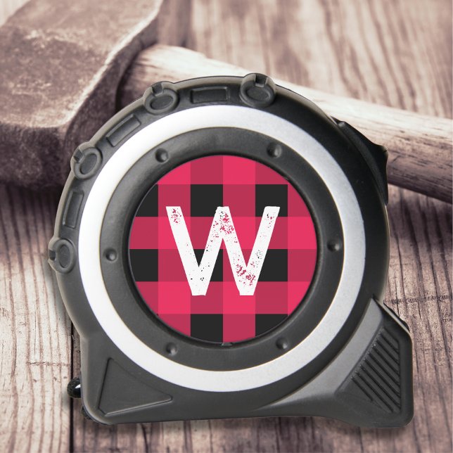 Kariertes Monogramm aus Rot und Schwarz Maßband (A tape measure with monogram initial in a grunge font, on a red buffalo plaid checkered background)