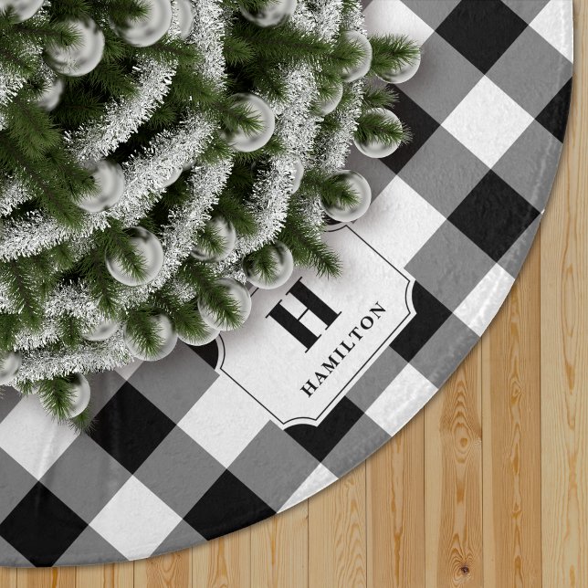 Kariertes Monogramm aus Schwarz und Weißbüffel Polyester Weihnachtsbaumdecke (Von Creator hochgeladen)