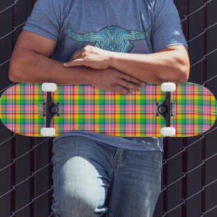 Kariertes rosa Gelbtartan-Design Skateboard