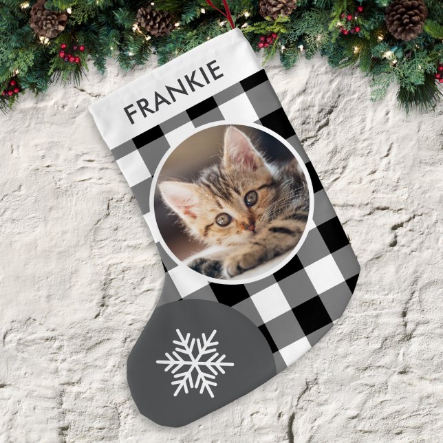 Kariertes Schwarz-Weiß-Buffalo-Foto und Name Kleiner Weihnachtsstrumpf (A rustic Christmas stocking with custom cat photo and name, with black and white buffalo plaid)
