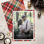 Kariertes Weihnachts-Foto Verheiratet und froh Feiertagskarte<br><div class="desc">Feiern Sie Ihre erste Weihnachtszeit als verheiratetes Paar mit unserer exklusiven "Verheirateten und fröhlichen" Weihnachtsgrüßkarte. Diese Karte zeigt Ihr hochgeschätztes, frisch vermähltes Foto vor und in der Mitte und verheiratet wunderbar die Freude Ihrer Gewerkschaft mit dem Zauber der Urlaubssaison. Drehen Sie die Karte um, um ein zeitloses, kariertes Design zu...</div>