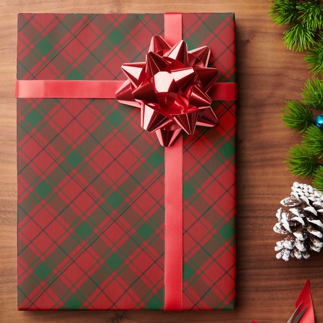 Kariertes Weihnachtsgeschenk aus Rot und Grün Geschenkpapier (Von Creator hochgeladen)