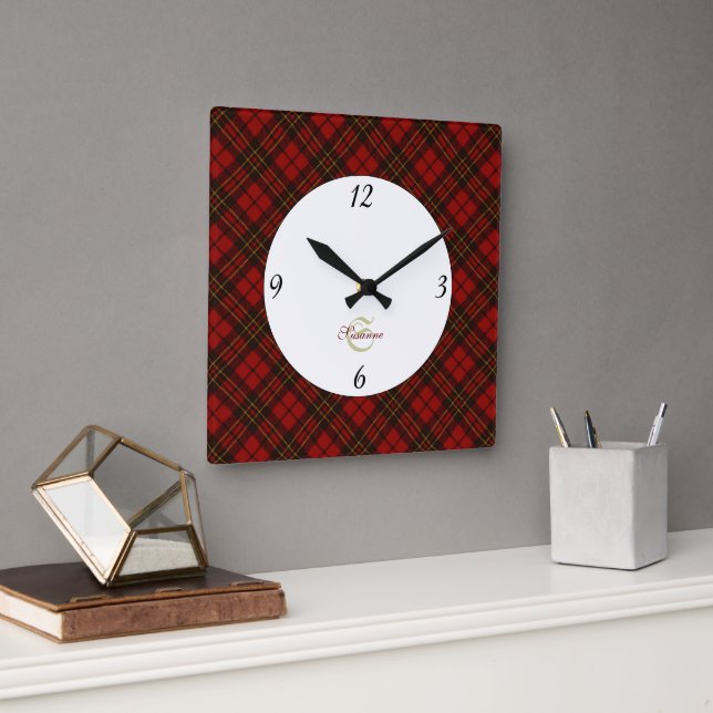 Kariertes Wintermuster Monogram Quadratische Wanduhr (Büro)