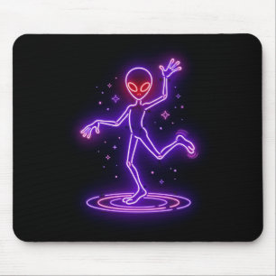 Karikatur-Alien tanzt zwischen kleinen Sternenexpl Mousepad