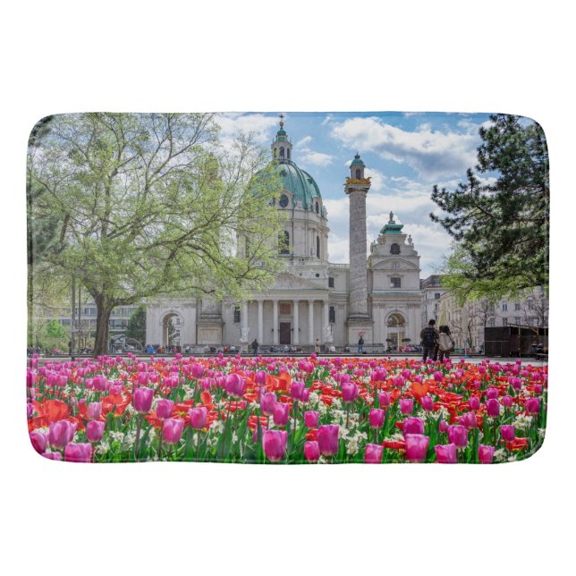 Karlskirche im Frühjahr in Wien, Österreich Badematte (Vorderseite)