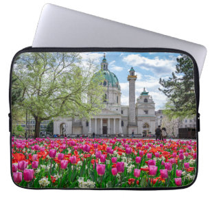 Karlskirche im Frühjahr in Wien, Österreich Laptopschutzhülle