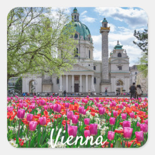Karlskirche im Frühjahr in Wien, Österreich Quadratischer Aufkleber