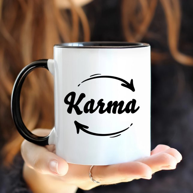 Karma Fate Funny Zitat Leben Moderne Typografie Ge Tasse (Karma Circle Yoga Fate Buddha Life Funny Black Mug)