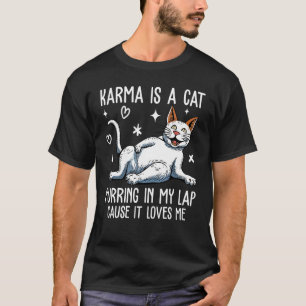Karma ist eine Katze, die auf meinem Schoß schnurr T-Shirt