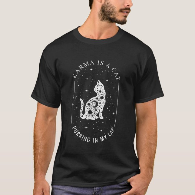 Karma ist eine Katze, die mir auf den Arm putzt T-Shirt (Vorderseite)