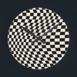 Karo Schwarz-Creme-Weiß-Muster-Karton Runde Wanduhr<br><div class="desc">Retro Checkered Pattern - Schwarzweiß verdrillter Karo / gewellter und verdrillter Schachbrett.</div>