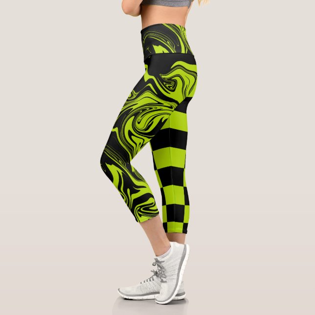 Karo und Wirbel - Kalkgrün und Schwarz Capri Leggings (Links)