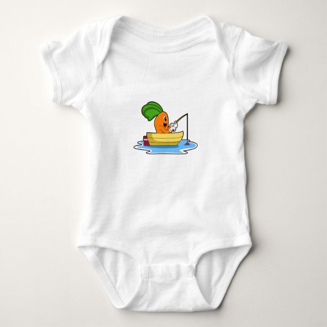 Karotte im Boot beim Angeln mit Angelstange Baby Strampler (Vorderseite)