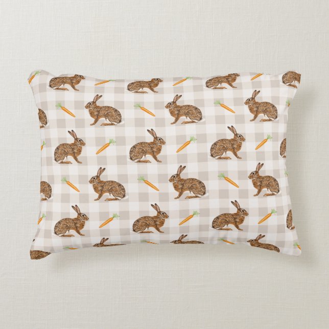 Karotten und Hasenkaninchen Frühling Ostern Beige Dekokissen (Vorderseite)