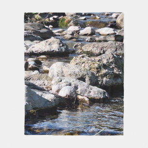 Karpaten-Gebirgsfluss – Naturdruck Rumänien Fleecedecke