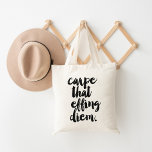 Karpfen, die Dem Tote Tasche<br><div class="desc">Carpe, dass göttlich! Erleben Sie den Tag mit dieser Tasche mit dem Zitat in einem handgeschriebenen Pinselstrich-Schriftart in knusprig schwarz. Koordination der Artikel in unserem Shop!</div>