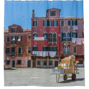 Karre mit Kartons in Venedig Duschvorhang