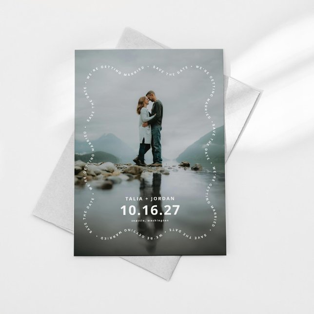 Karte zum Speichern des Datums mit moderner wellig (wavy save the date, modern save the date card design shown with gray envelope on a white background
)