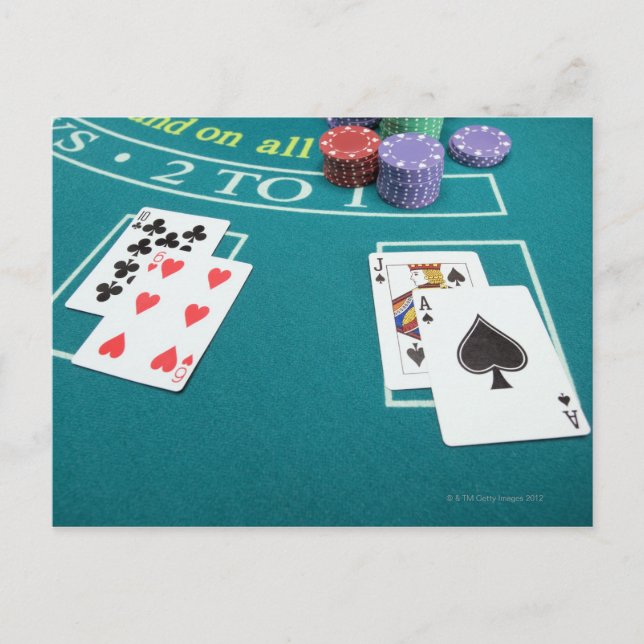 Karten und Chips auf dem Wetttisch (Vorderseite)