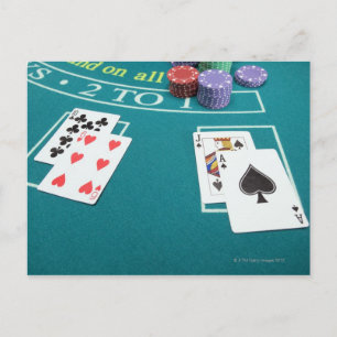 Karten und Chips auf dem Wetttisch